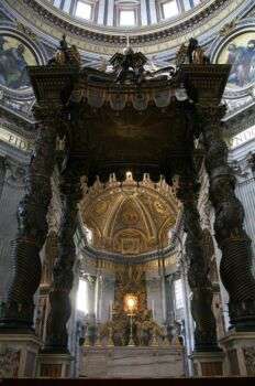 Foto di San Pietro Baldacchino nella Basilica di San Pietro, ripresa da una prospettiva dal basso verso l'alto.