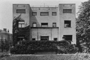 Casa Steiner vista dal retro: Una foto in bianco e nero della struttura.