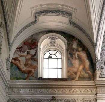 Rosso Fiorentino在一个大房间上墙上的壁画。中心有一扇拱形的窗户，周围环绕着各种裸体的人像。