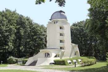 La Torre爱因斯坦(Potsdam, Germania): Una grande torre strutturata di colore bianco con tetto grigio.