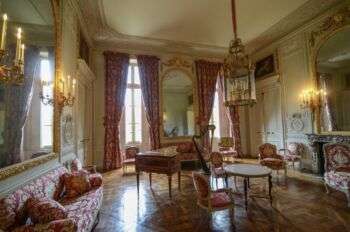 沙龙:路易十六风格的大装饰房间。