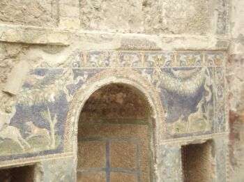 赫库兰尼姆- Cardo IV Inferiore - Casa di Nettuno e Anfitrite -马赛克。一个拱门上方的马赛克碎片的褪色描绘。