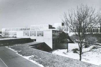 乌尔姆学院(Hochschule皮毛Gestaltung), 1953-1968, M. Bill: Photo of a large, simplistic building with many windows in the winter time.
