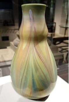 Vaso di Louis Comfort Tiffany, 1893-1896 - Cincinnati Art Museum: Un semplice vaso con un disegno a linee che incorpora giallo, rosso, arancione e verde in un motivo a 