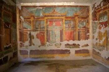 Villa de Popea (opplontis):寺庙的壁画。各种鲜艳的蓝色、红色和金色覆盖了墙壁。油漆也在褪色。