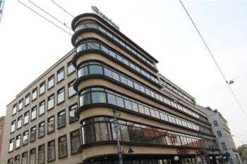 Wrocław - Dom handlowy 'Petersdorff': A large, futuristic building with many floors.