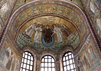 基督与主教Ecclesius提供了教堂和圣维塔莱的模型，圣维塔莱大教堂的半圆形后殿，开始于525年;拉文纳(2)