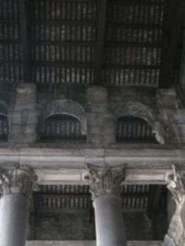 Exemplo de capitel coríntio do Pantheon de Roma.