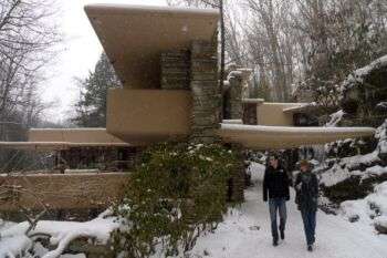 Foto della Fallingwater House in inverno: la neve copre la struttura.