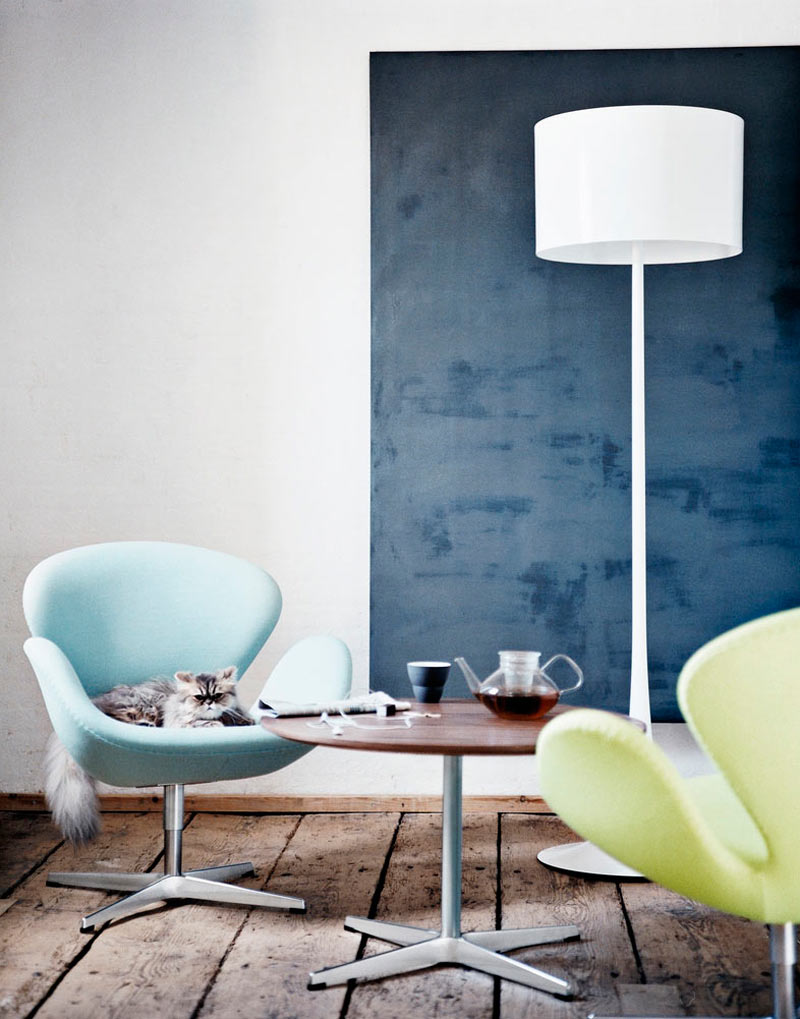 swan-chair-blue-room