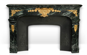 定制摄政风格大理石壁炉架与镀金青铜饰品。