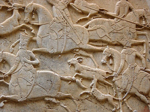 伊朗Tangeh Savashi的一幅卡扎尔时代的波斯中浮雕(mezzo-rilievo)，也可以被描述为两个阶段的低浮雕。这是刻在悬崖上的岩石浮雕。