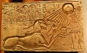 阿赫那吞被描绘成阿玛纳的斯芬克斯，阳光沐浴着他。