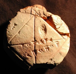 这是一块保存在耶鲁大学的巴比伦数学碑，大约在公元前1800-1600年