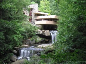 Fallingwater House, emblème de l'architecture organique (et l'un de ses exemples les plus connus) et l'une des plus belles œuvres de Wright ; 1935.