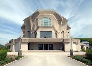 O Goetheanum, Basileia (Suíça); após o incêndio do primeiro Goetheanum de madeira, em 1922, foi construído no seu lugar, entre 1924 e 1928, um segundo Goetheanum com temática de arquitectura orgânica, da autoria de Rudolf Steiner.