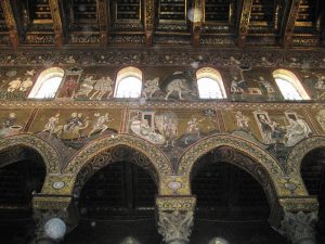 Monreale的大教堂，中殿的侧视图，各种拱门上方有圣经中的描述。
