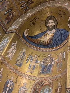 圣所的马赛克系列特写，基督潘托克拉托和圣徒画在结构的圆顶天花板上。