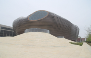 Musée d'Ordos, dans la ville d'Ordos (Chine) - La conception du musée a été conçue en réaction à ce plan de la ville. Il prend la forme d'un noyau naturel et irrégulier en contraste avec la géométrie stricte du plan directeur. La structure est enveloppée de persiennes en métal poli pour refléter et dissoudre l'environnement prévu.