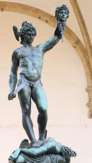 Benvenuto Cellini, Perseu com cabeca da Medusa. Perseu é apresentado com a cabeça da Medusa na sua mão esquerda. A estátua é feita de um metal escuro.