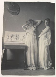 Duas alunas em traje grego, Thomas Eakins (americano, Filadélfia, Pensilvânia 1844-1916 Filadélfia, Pensilvânia), impressão a platina.