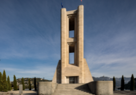 卡杜蒂纪念碑:一个大型的长方形建筑，中间有两个长方形的洞。