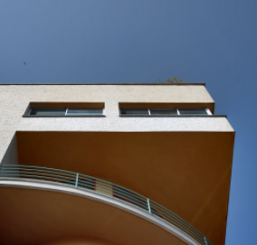 Novocomun公寓1927-1929:结构简单，以白色和棕色为主。