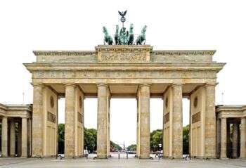 勃兰登堡门的照片，在德国，这是一个大的棕石制结构与柱。