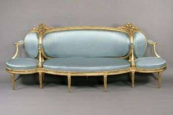 雕刻和镀金山毛榉木沙发，软垫在现代蓝色点丝绸。