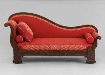 有鲜红色靠垫的红木躺椅。