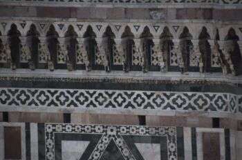 佛罗伦萨，佛罗伦萨大教堂:一张装饰的照片，上面的装饰是通过côté结构制作的。