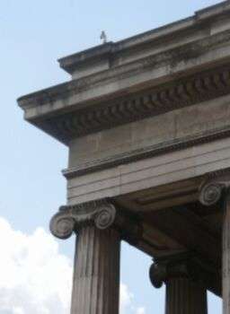 放大后的照片显示了爱奥尼亚神庙的屋顶。
