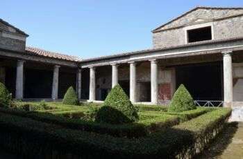 La imagen代表La casa de Menandro, tamambien est<e:1>代表La presencia de columnas and un pequeño jardín。