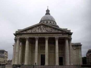 巴黎万神殿的照片，这是新古典主义设计的一个例子。